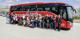 Hazatért a földkerülő busz