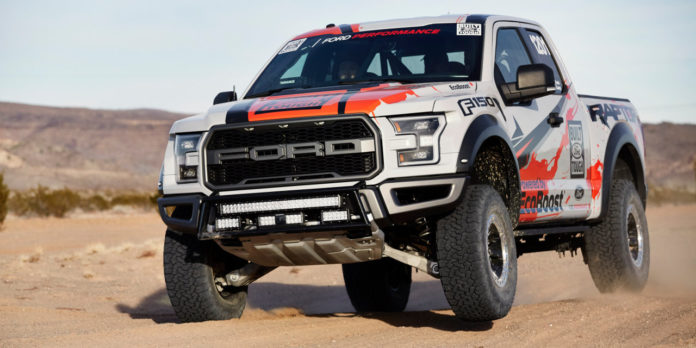 Ford F-150 Raptor versenypickup: A sivatag ura