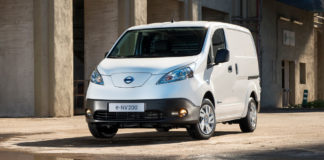 Villanyfurgonok a Postánál