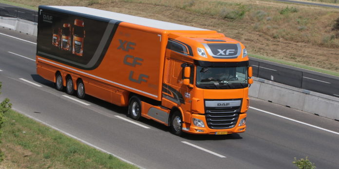 DAF XF 510 FT 4x2 Super Space Cab: Fülke alatt fiatalodik