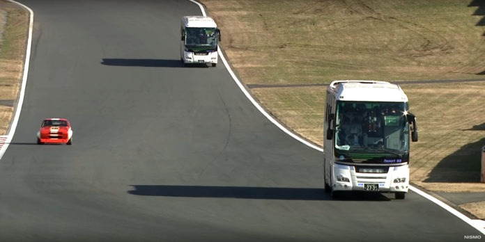 Buszozás a versenypályán: Versenypálya-szafari