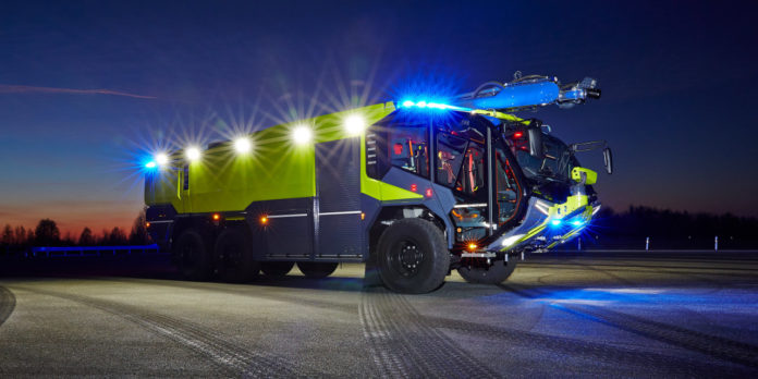 Rosenbauer Panther 6x6 reptéri tűzoltóautó: Hab a repülőn