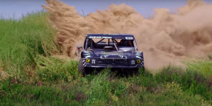 Ford tereprali versenyautó kerti munkában: Fűnyírás 850 lóerővel