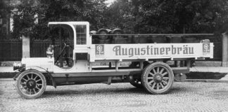 Száz éve a pályán