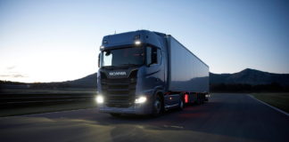 Felügyeli a pótkocsit