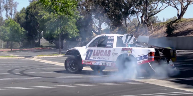 Off-road versenyautó a gokartpályán : Elefánt a porcelánboltban