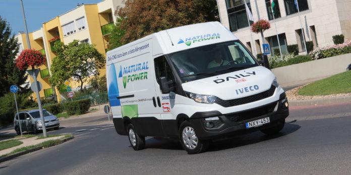 IVECO Daily 35S14N Natural Power: Neki áll a zászló