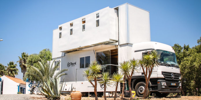 Mercedes-Benz Actros szálloda: Guruló hotel