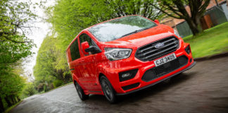 Ruha teszi a kisteherautót