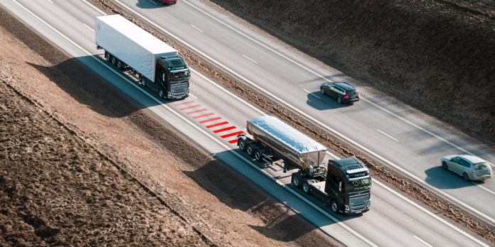 Volvo Trucks követésitáv-figyelmeztetés: Figyelmeztet a távolságra