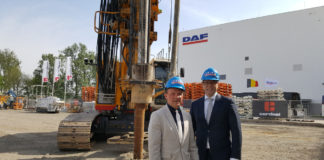 Bővítés a fülkegyárban