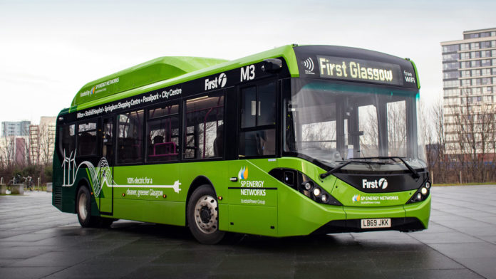 BYD ADL Enviro200EV buszok átadása: Komáromi sikerek a szigetországban