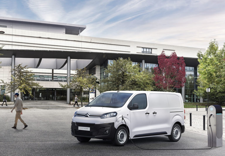Elektromos Citroën és Peugeot kishaszonjárművek: Felvillanyozó franciák