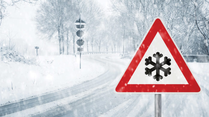 Csúszós útburkolat: Lassíts, ha bírsz