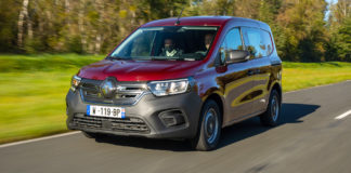 Kéz a kézben menetelnek