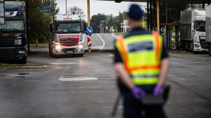 Jogsértő kamionosok, buszosok: Megszámolták, sokan vannak!
