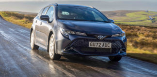 Kombiból lopakodó igáslovat