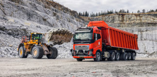 A fiúk a bányában dolgoznak