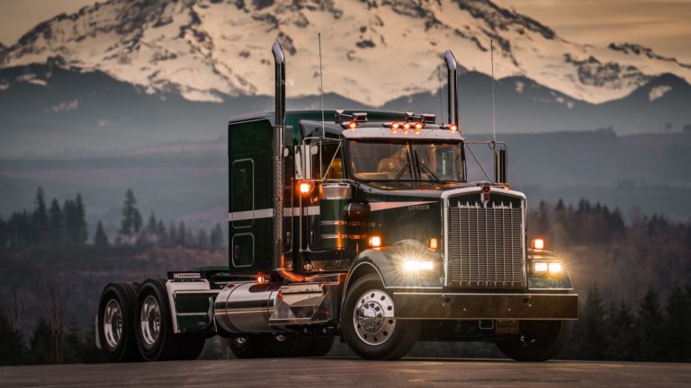 A Kenworth C500, T800 és W900 gyártásának vége: Nyugdíjba vonulnak a nagymenők
