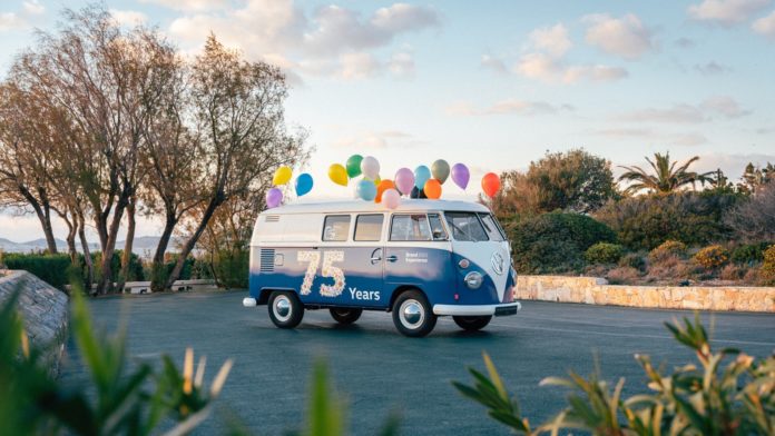 75 éves a Volkswagen Transporter: Büszkén ragyog az aranyfarkas Wolfsburg címerén!